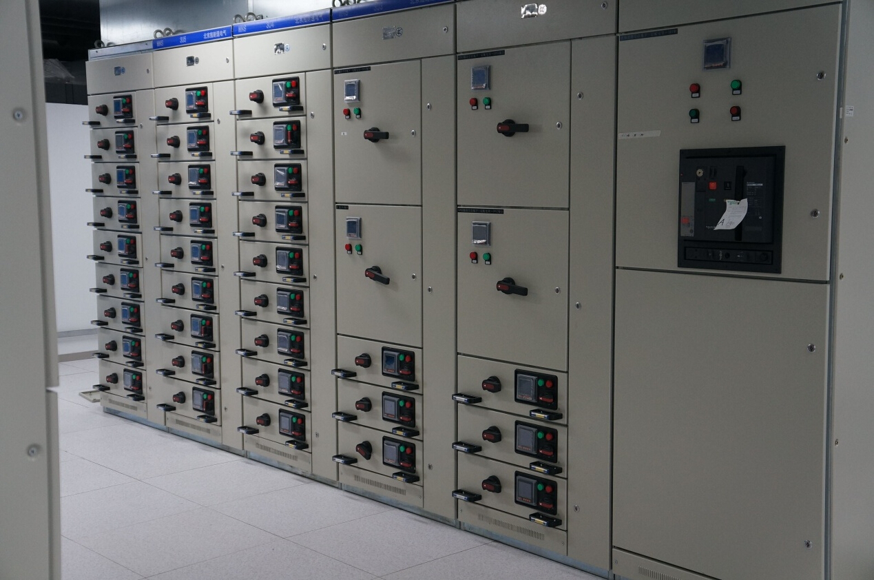 采用雙路市電、UPS、確保機房設(shè)備穩(wěn)定運行